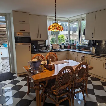 בית הארחה Volendam וולנדאם